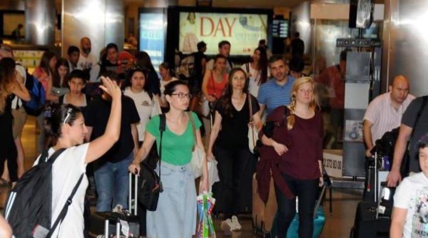 Bayram Tatili D&ouml;n&uuml;ş&uuml; Başladı, Atat&uuml;rk Havalimanı&rsquo;Nda Rekor Bekleniyor