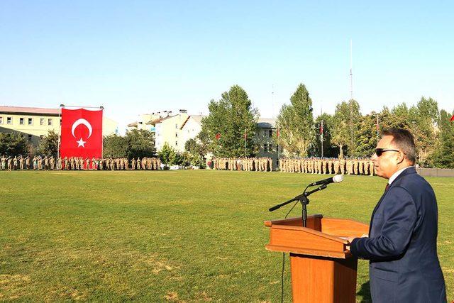 Hakkari Valisi Toprak, rütbe ve terfi törenine katıldı