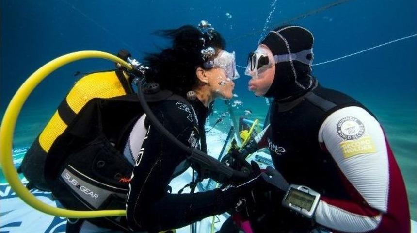 Cem Karabay İle K&uuml;rşad T&uuml;zmen Sualtında Tavla Oynadı