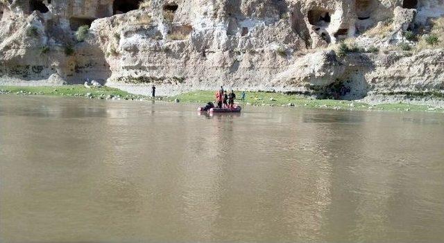 Çarşı İznine Çıkan Asker, Serinlemek İçin Girdiği Dicle Nehri’nde Kayboldu