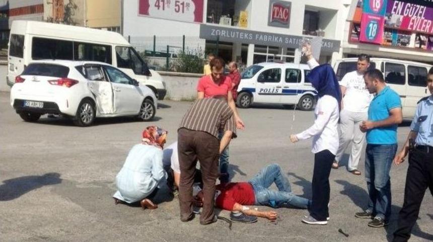 Motosiklet Otomobile &Ccedil;arptı: 2 Yaralı