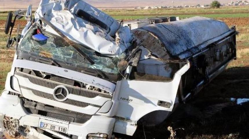 Nusaybin'de Korkutan Kaza: Ham Petrol Y&uuml;kl&uuml; Tanker Devrildi