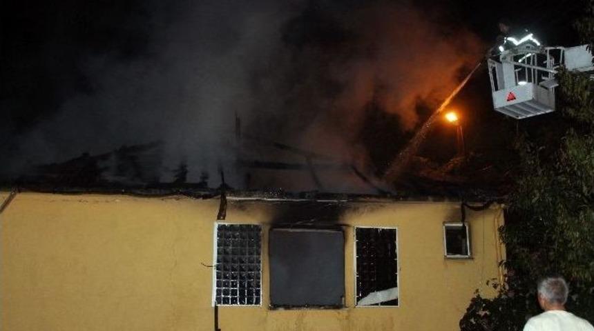 Elektrik Kontağından &Ccedil;ıkan Yangın Aileyi Evsiz Kaldı