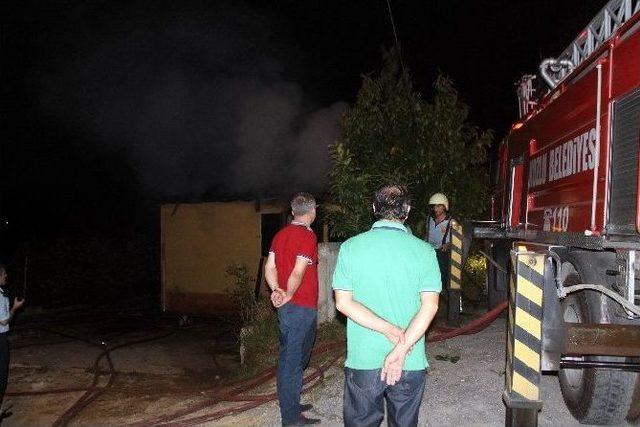 Elektrik Kontağından Çıkan Yangın Aileyi Evsiz Kaldı