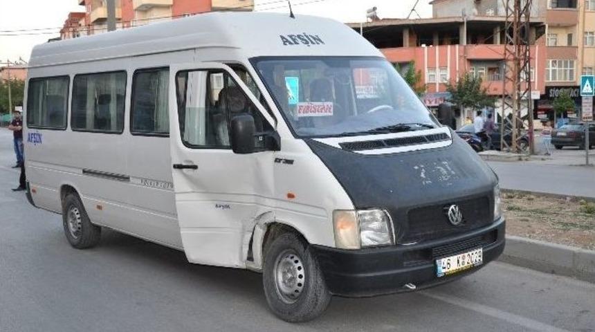 Kahramanmaraş&rsquo;ta Minib&uuml;sle Kamyonet &Ccedil;arpıştı: 2 Yaralı