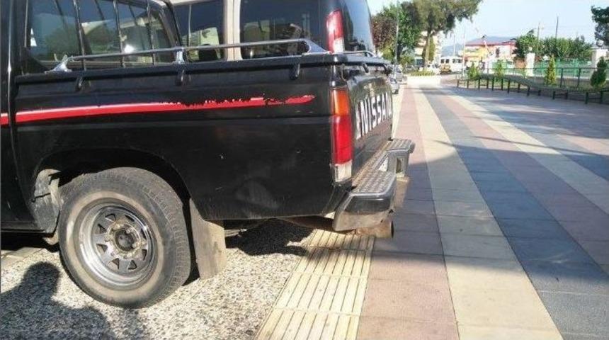 Bu Caddede Kaldırımları İnsanlardan &Ccedil;ok Ara&ccedil;lar Kullanıyor