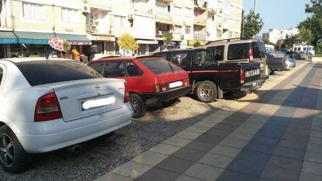 Bu Caddede Kaldırımları İnsanlardan Çok Araçlar Kullanıyor