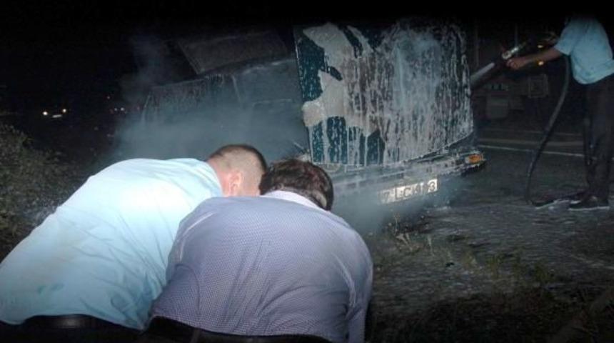 Biranda Alev Alan Otomobilde 3 Kişi &Ouml;l&uuml;mden D&ouml;nd&uuml;