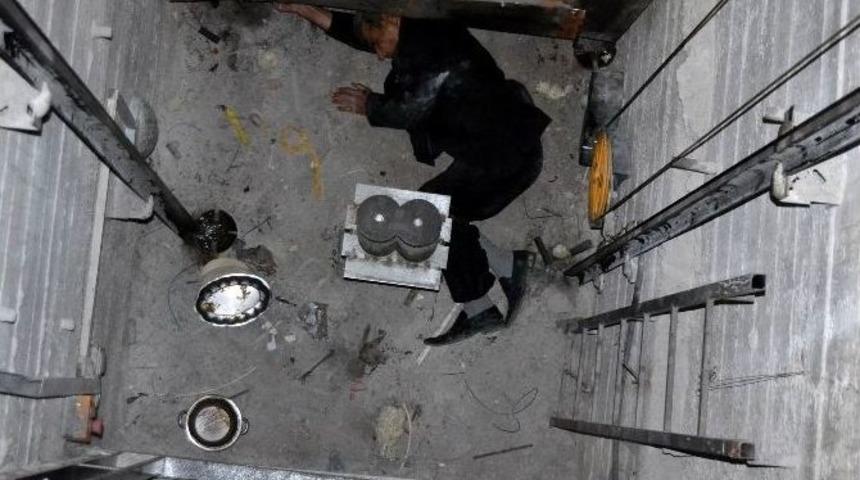 Yaşlı Adam Asans&ouml;r Boşluğuna D&uuml;şerek Yaralandı