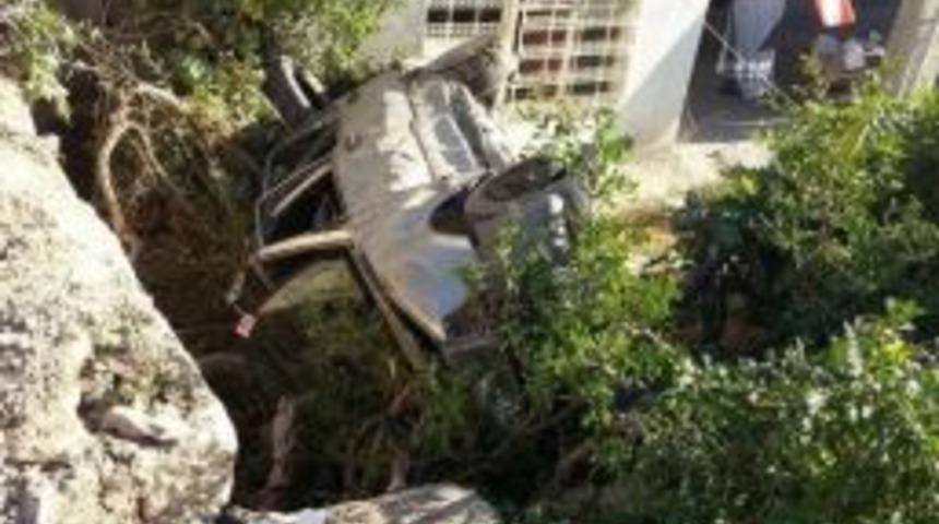 Otomobil Şarampole D&uuml;şt&uuml;: 3 Yaralı