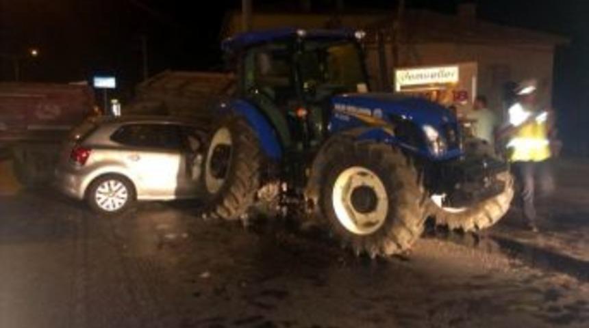 Ereğli&rsquo;de Otomobil İle Trakt&ouml;r &Ccedil;arpıştı: 3 Yaralı
