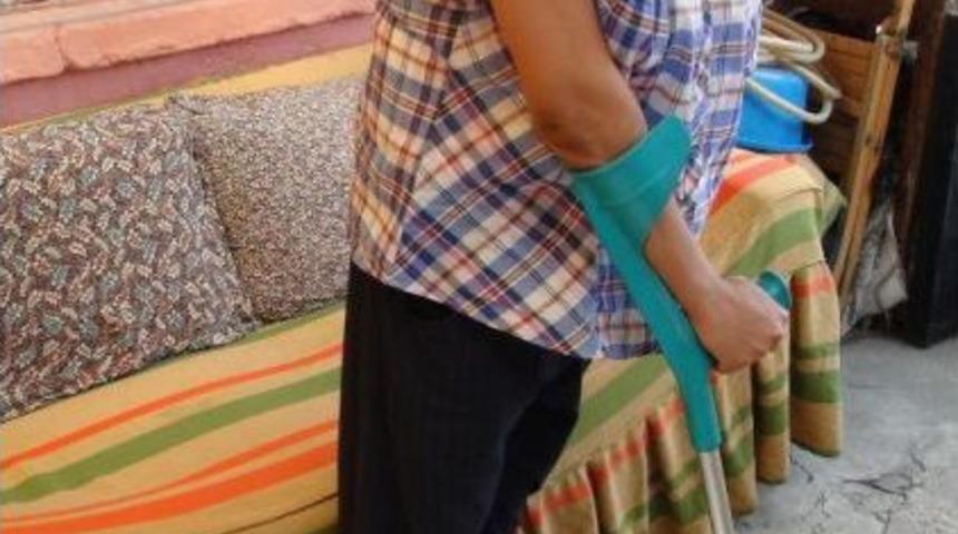 Kimsesiz Hanife'nin Yaşamı 70 Bin Tl'lik Ameliyata Bağlı