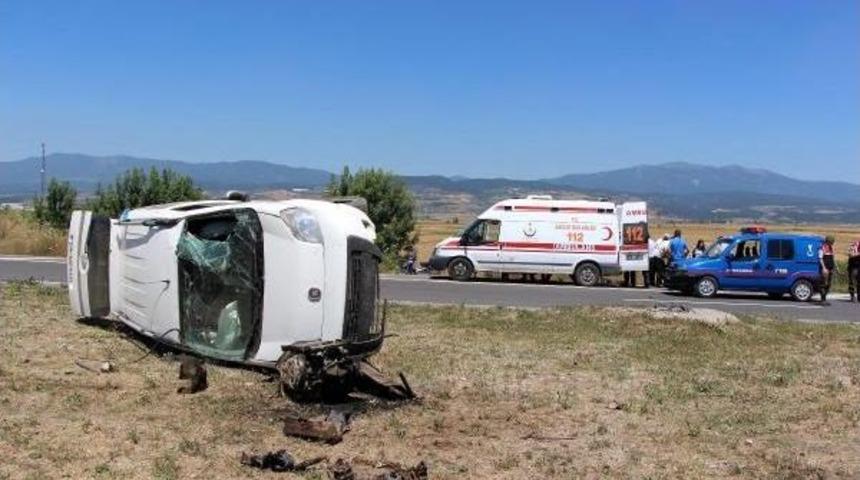 Ticari Ara&ccedil; Takla Attı: 3 Yaralı