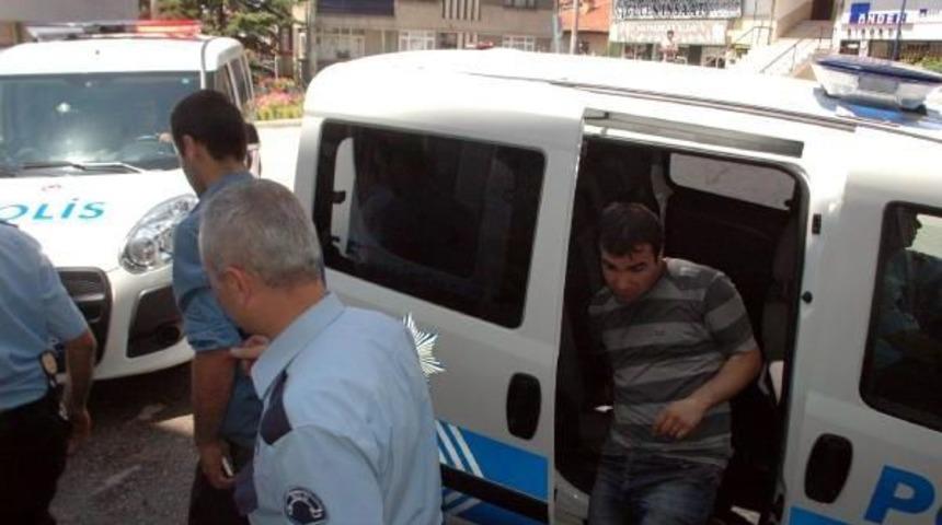 Aracın Ruhsatını Vermeyince Yaka Pa&ccedil;a G&ouml;zaltına Alındılar