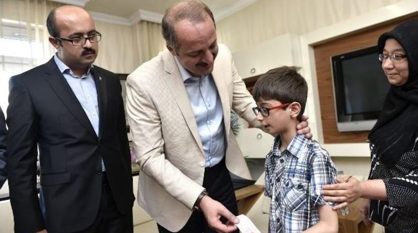 Başkan Akg&uuml;l Minikleri Sevindirdi