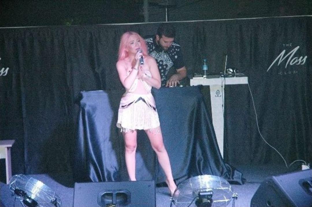 Tatilciler Ece Se&ccedil;kin İle Coştu