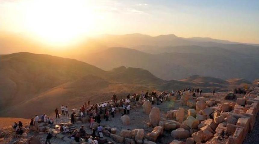Nemrut Dağı, &Ccedil;iğk&ouml;fte Festivali'ne Hazırlanıyor