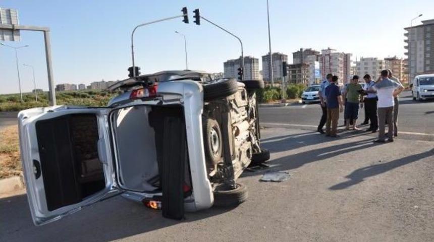 Otomobil Ile &Ccedil;arpışan Hafif Ticari Ara&ccedil; Yan Yattı: 4 Yaralı
