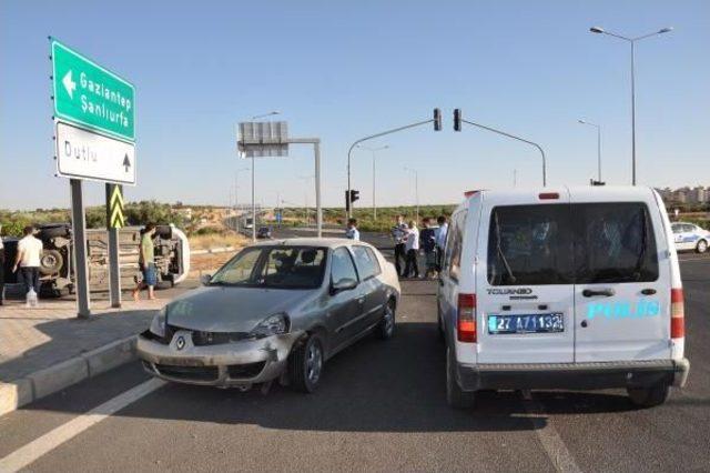 Otomobil Ile Çarpışan Hafif Ticari Araç Yan Yattı: 4 Yaralı