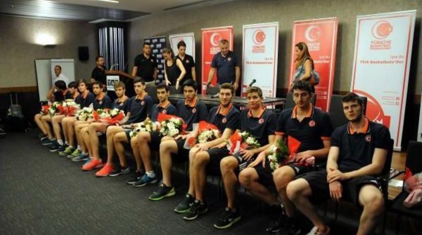 Avrupa &Uuml;&ccedil;&uuml;nc&uuml;s&uuml; &Uuml;mit Milli Basketbol Takımı Yurda D&ouml;nd&uuml;