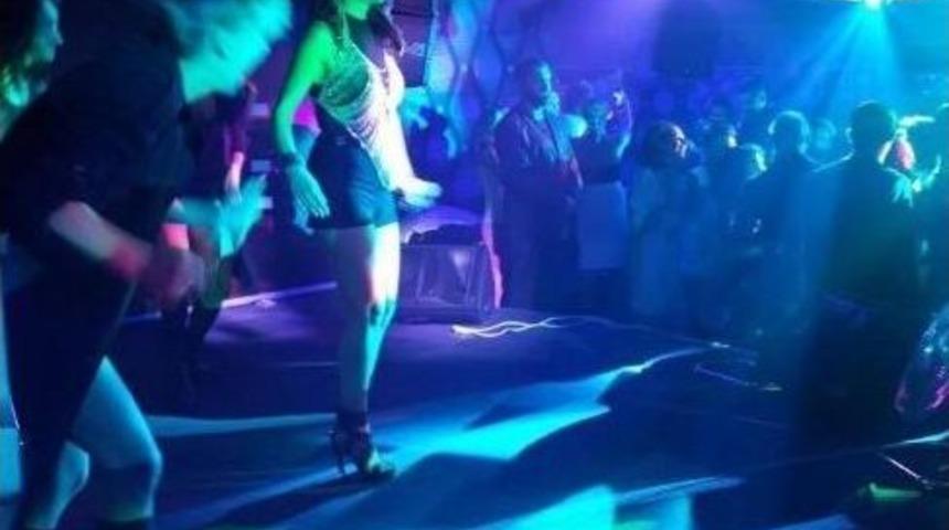 Hande Yener&rsquo;in Hayranları Kapının Dışında Kaldı