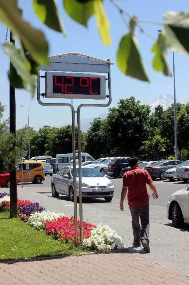 Hava Sıcaklığına Termometre Bile Dayanamadı