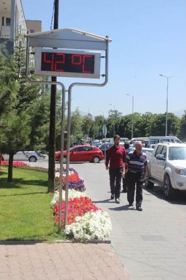 Hava Sıcaklığına Termometre Bile Dayanamadı