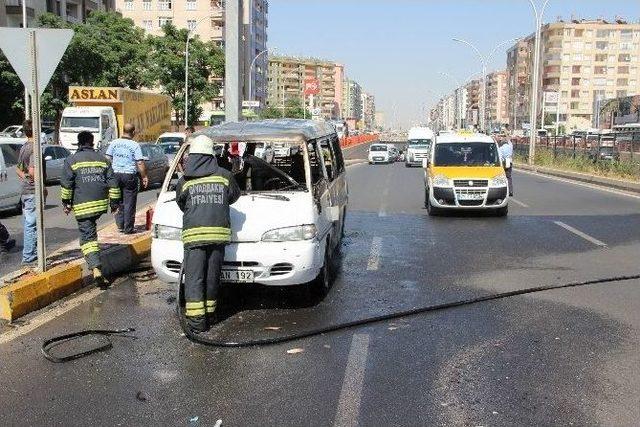 Alev Alan Araç Patladı, Yol Trafiğe Kapandı