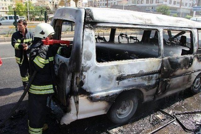 Alev Alan Araç Patladı, Yol Trafiğe Kapandı