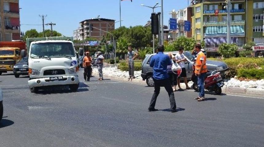 Temizlik Aracı Kırmızı Işıkta Duran Otomobile &Ccedil;arptı