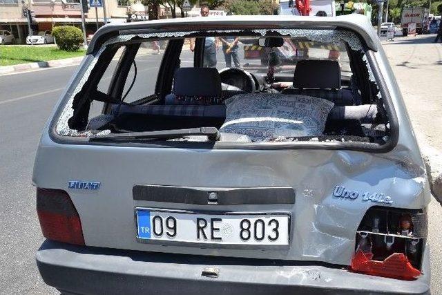 Temizlik Aracı Kırmızı Işıkta Duran Otomobile Çarptı