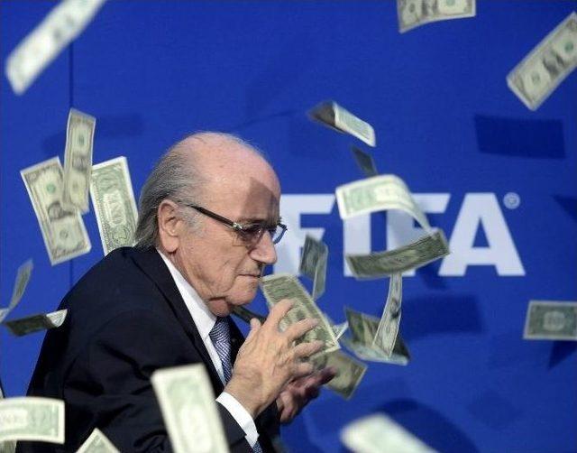 Sepp Blatter’e Dolarlı Protesto