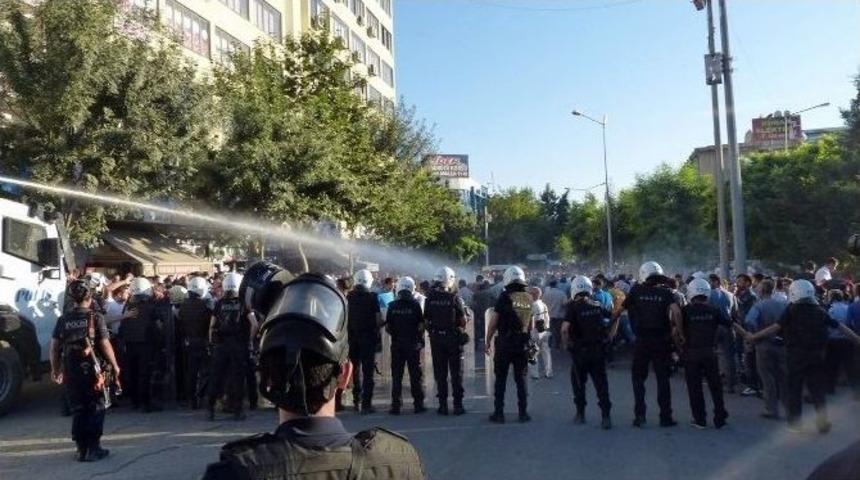 Siirt&rsquo;te İzinsiz Y&uuml;r&uuml;y&uuml;şe Polis Engeli: 10 G&ouml;zaltı