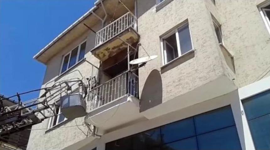 Evde &Ccedil;ıkan Yangına Yoldan Ge&ccedil;en Vatandaş M&uuml;dahale Etti