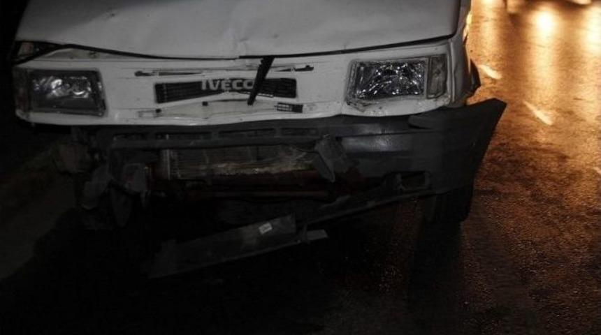 Akhisar Şehir Garajı &Ouml;n&uuml;nde Kaza: 5 Yaralı