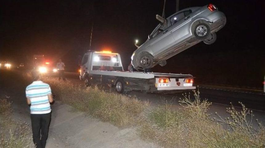 Direksiyon Hakimiyeti Kaybolan Otomobil Yoldan &Ccedil;ıktı