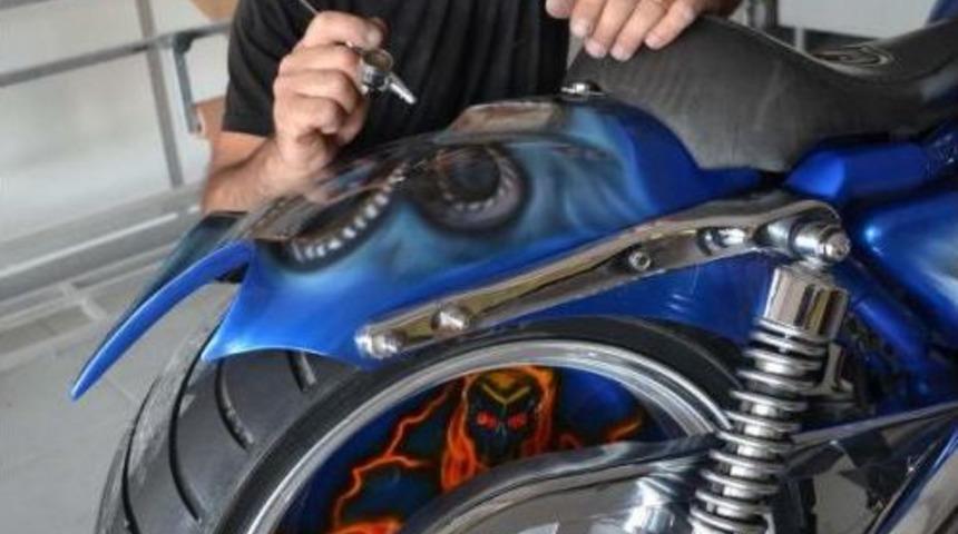 Onun Tuvali &Ccedil;ok Farklı