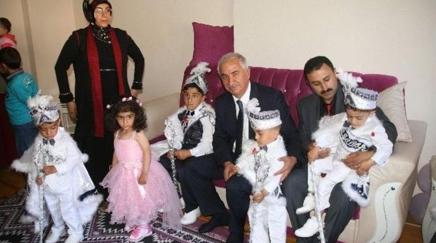 Yozgat&rsquo;ta Beşizlerin 4 Erkeği, Yaş G&uuml;nlerinde S&uuml;nnet Oldu