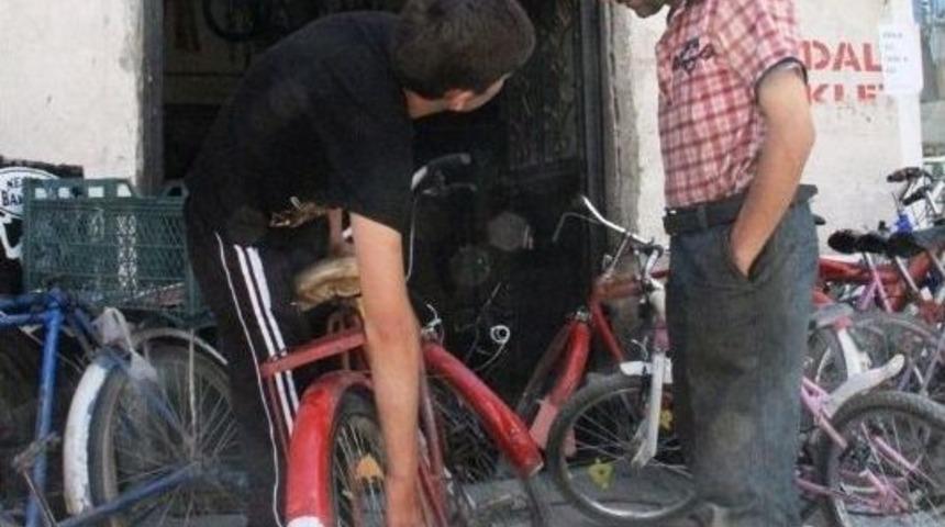 Bisiklet Tamircileri Sıkıntılı