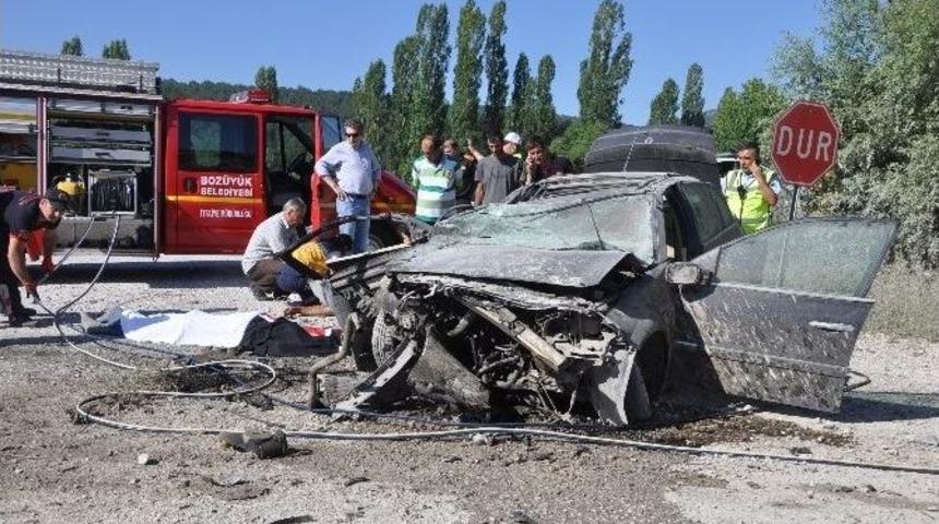 Boz&uuml;y&uuml;k&rsquo;te Yollar Kan G&ouml;l&uuml; 2 &Ouml;l&uuml; 1 Ağır Yaralı