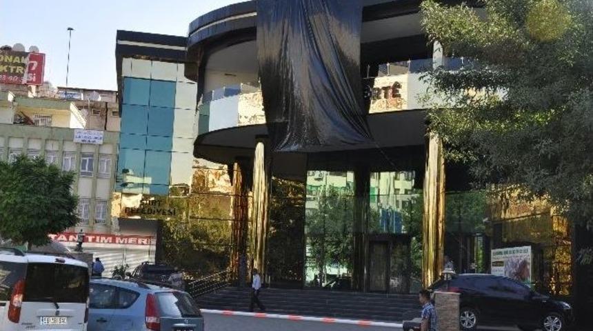 Belediye Binasına Siyah Bez Asıldı