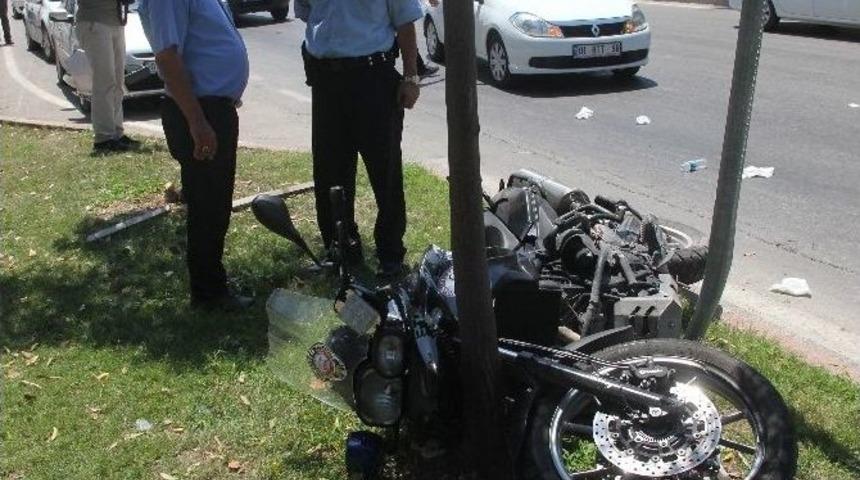 Adana&rsquo;da Otomobil Polis Motosikletine &Ccedil;arptı: 2 Yaralı