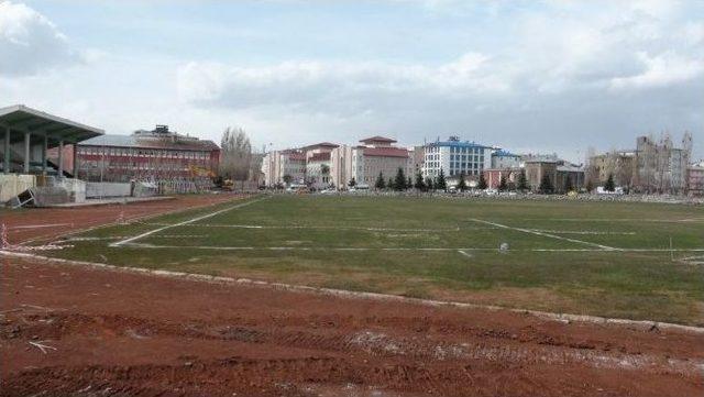 Yıkılan Stadyumun Yapımı Yılan Hikayesine Döndü