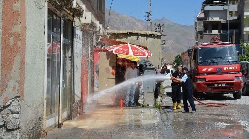 Hakkari&rsquo;de Cadde Ve Sokaklar Yıkandı