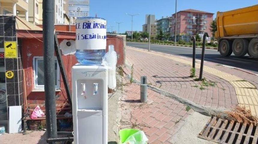 D&uuml;kkanının &Ouml;n&uuml;ne Sebil Koydu Ve &Uuml;zerine &ldquo;fi Sebilillah&rdquo; Yazdı