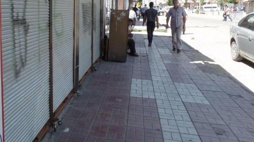 Suru&ccedil;'taki Katliamı Protesto I&ccedil;in Erciş'te Kepenk Kapatıldı