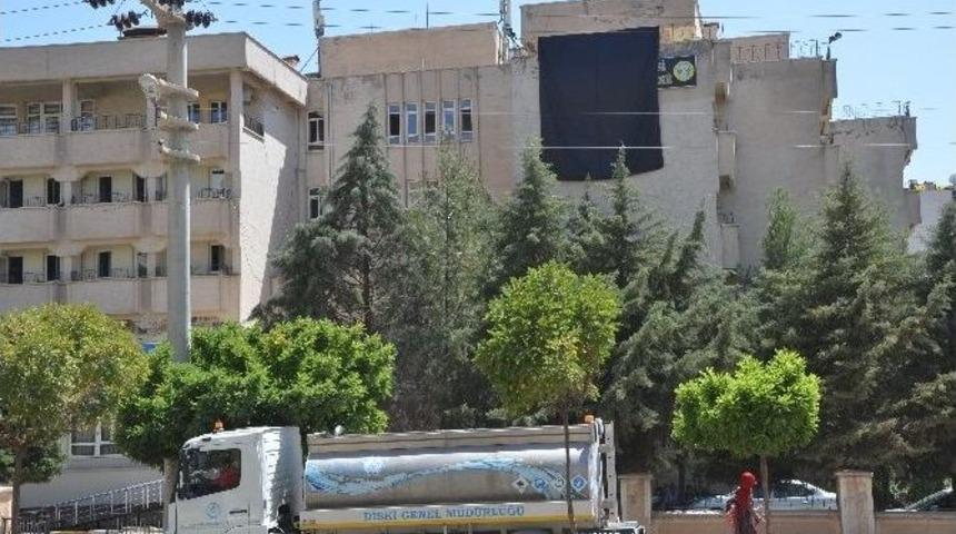 Silvan Belediyesi&rsquo;ne Siyah Bayrak Asıldı