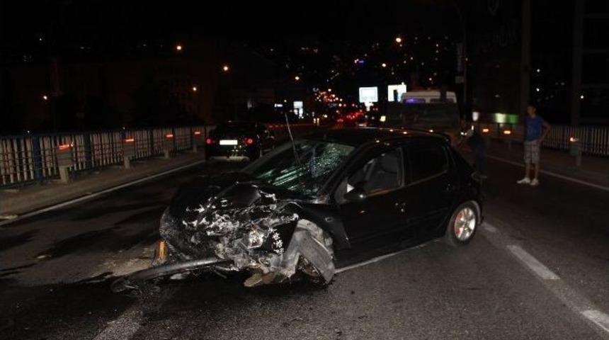 Alkoll&uuml; S&uuml;r&uuml;c&uuml; Bariyerle &Ccedil;arptı: 1 Yaralı