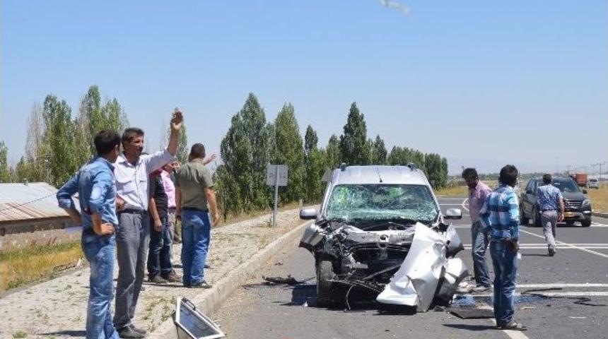 Kamyonet Trakt&ouml;re &Ccedil;arptı: 7 Yaralı