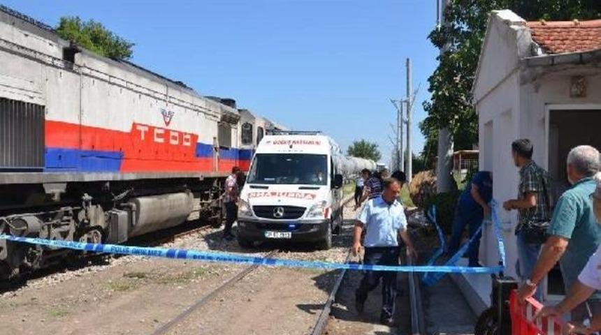 Trenin &Ouml;n&uuml;ne Atladı, Bacağı Koptu